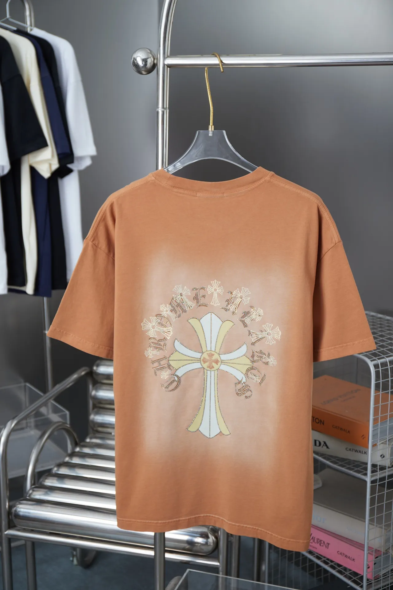 🅿️210 Ch*ome Hearte 25SS early spring new model, short-sleeved with Kro heart logo, hot diamonds, light luxury, essential item for daily commuting for men and women, correct version, welcome to compare, detailed features · 320g 100% pure cotton double yarn jersey fabric · Custom dyed in the same vat, special thickened 32 pieces double-strand 1X1 thread · Digital direct printing ➕ Australian imported pearlescent diamond ➕ Three-dimensional stone heart cross · Ready-made garments are dyed, then faded and fried with snowflakes, then washed to make them look old · General washing to improve the effect · Double-needle stitching and cross-stitching process · Original main mark, washed tag, branded moisture-proof paper packaging Color: white/black/yellow Size: S/M/L/XL